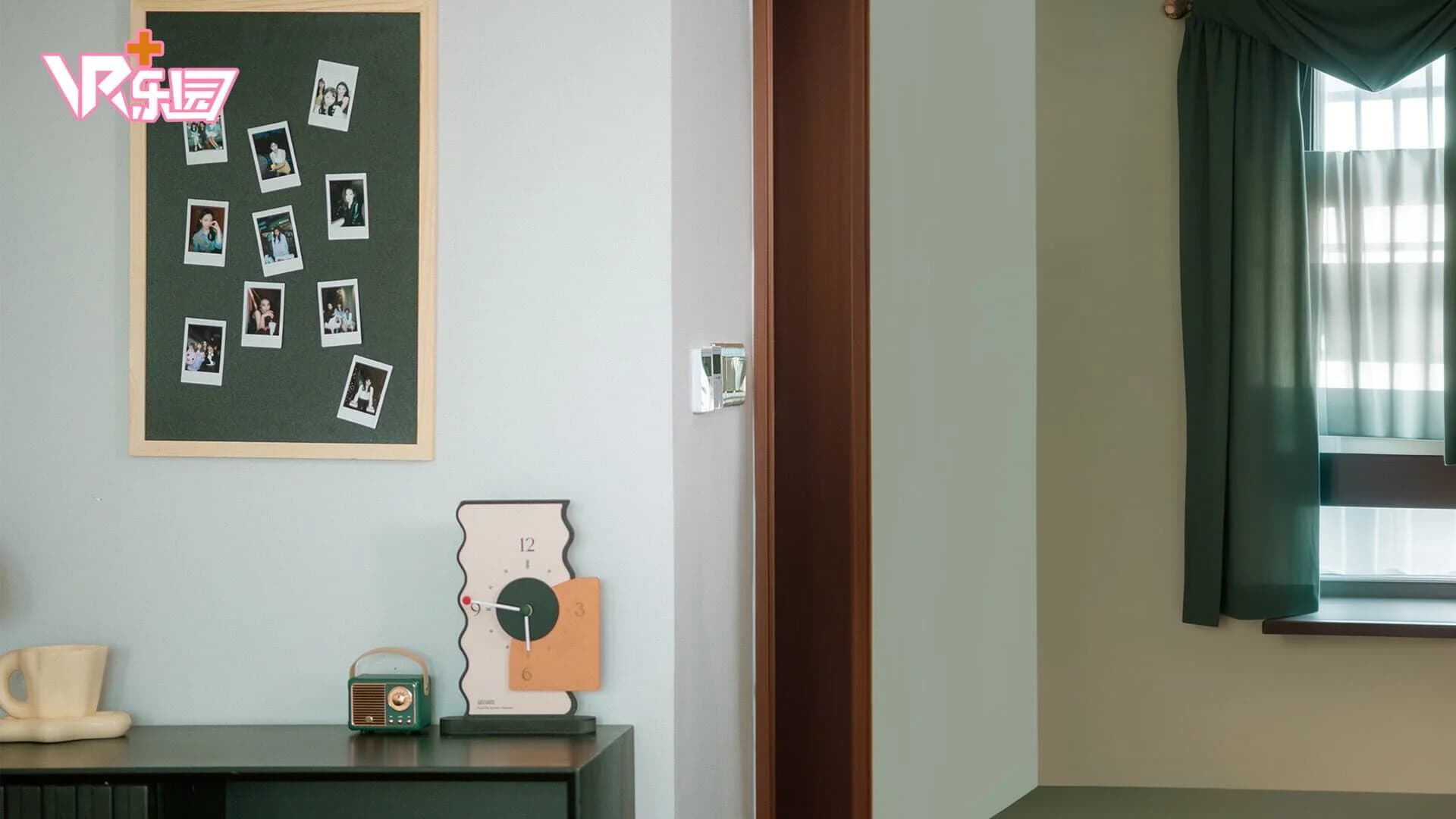 Love Is All Around: Love In The Room screenshot 4